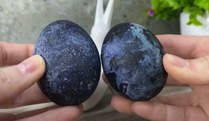 Как покрасить Космические яйца на пасху с чаем каркаде рецепт