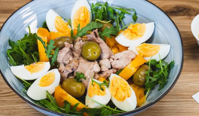 Салат с печенью трески, яйцами и помидорами рецепт