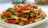 Салат из огурцов, моркови и болгарского перца по корейски