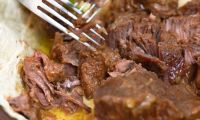 Тушеное мясо говядины на сковороде