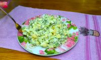 Салат из огурцов, сыра, яиц и зеленого лука
