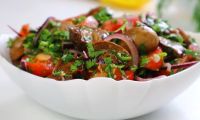 Салат с помидорами, грибами, луком и кинзой