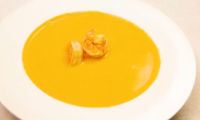 Тыквенный суп пюре со сливками, кукурузой и креветками