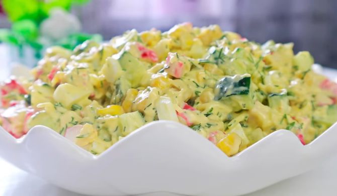 Салат с крабовыми палочками, яйцом, огурцом и кукурузой рецепт