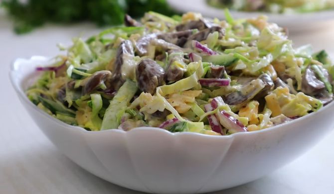 Салат с капустой, огурцами, сыром и куриными сердечками рецепт
