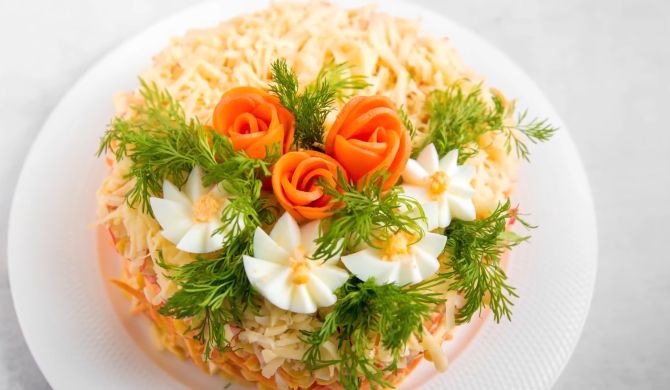 Салат с крабовыми палочками, корейской морковью, яйцами и кукурузой рецепт