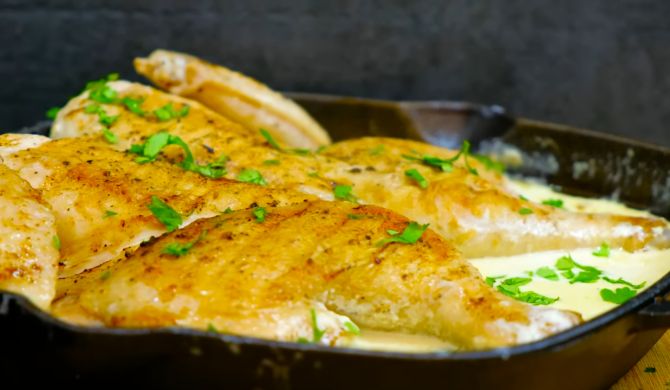 Жареная курица целиком на сковороде со сметаной и молоком рецепт