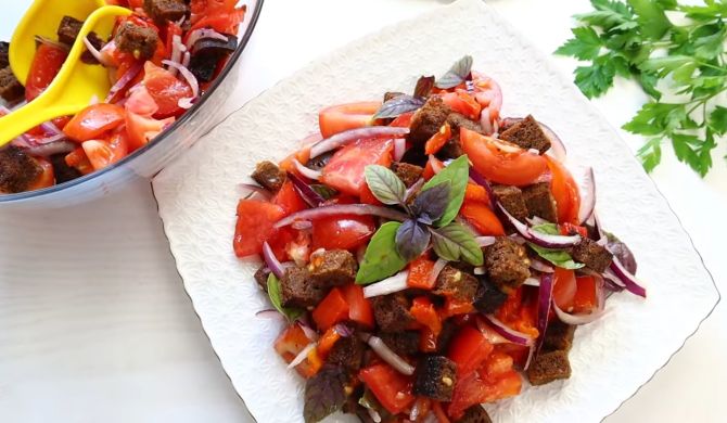 Салат с помидорами, перцем, луком и хлебом рецепт