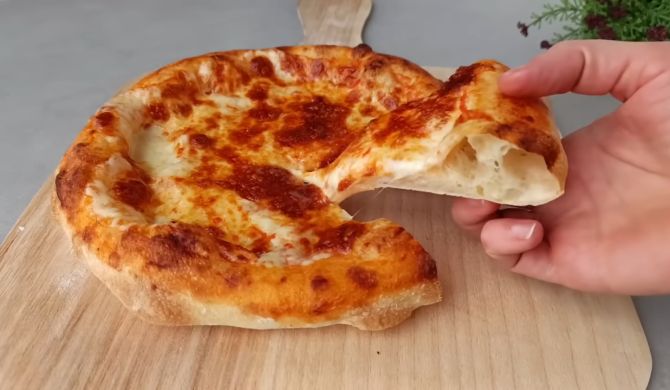 Пицца с сыром моцареллой и томатным соусом рецепт