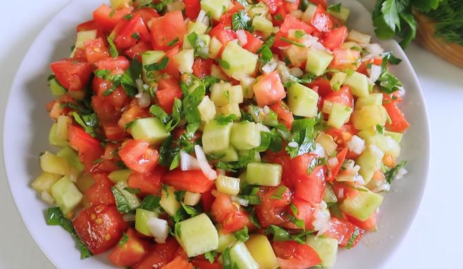 Салат с огурцами, помидорами, перцем и луком рецепт