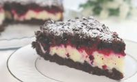Тертый шоколадный пирог с творогом и ягодами