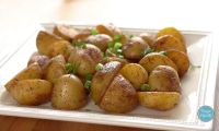 Молодая картошка жареная целиком на сковороде