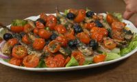 Салат со шпротами, картофелем, помидорами и оливками
