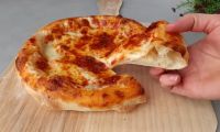 Пицца с сыром моцареллой и томатным соусом