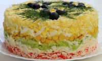 Салат с крабовыми палочками, сыром плавленым, огурцами и кукурузой