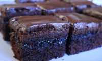 Шоколадный торт на кефире с вареньем