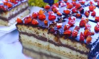 Бисквитный простой торт с шоколадной глазурью