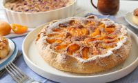 Песочный пирог с абрикосами и миндальным кремом