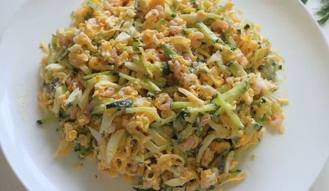 Салат с креветками, огурцами, яйцом и сыром рецепт
