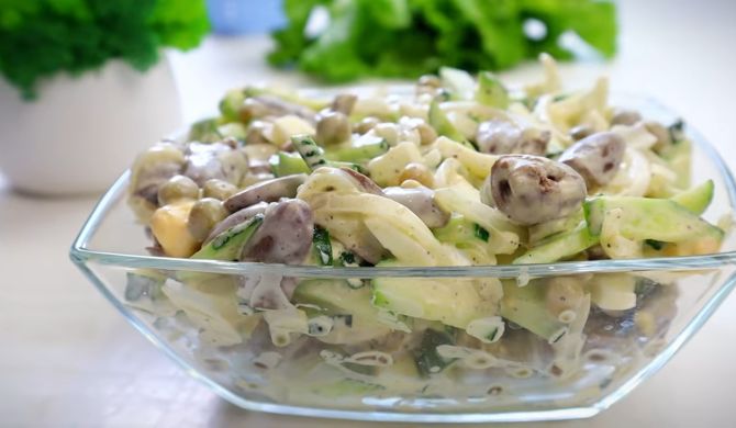 Салат из куриных сердечек, лука, огурцов и яиц рецепт