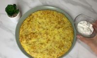 Картошка с яйцами и сыром на сковороде