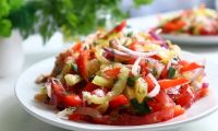 Салат с курицей, сливой, помидорами и перцем болгарским