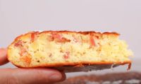 Пирог шарлотка без духовки на сковороде с яблоками